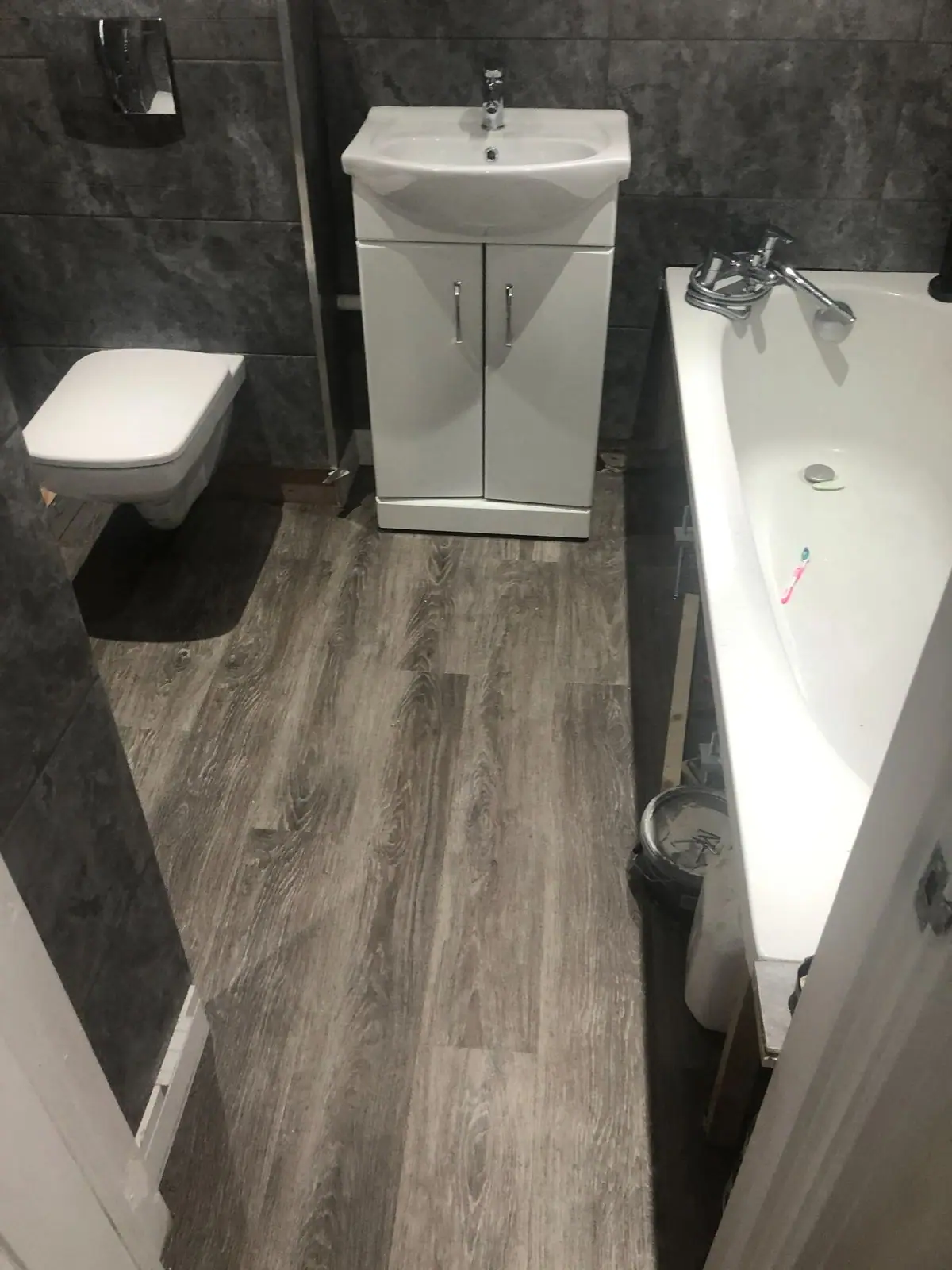 Whirlpool bath, vanity unit and wall-hung toilet