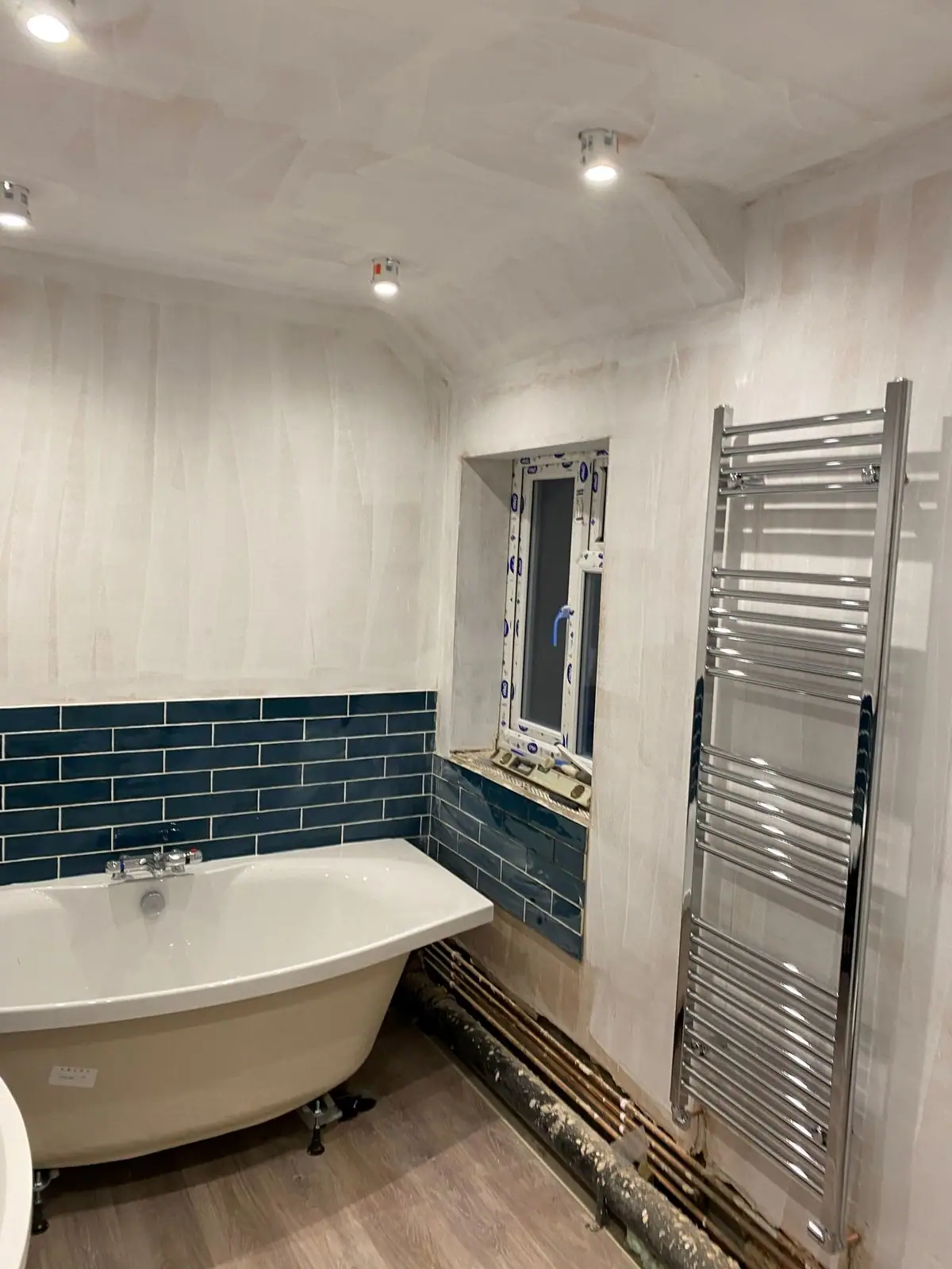 Freestanding bath under the window